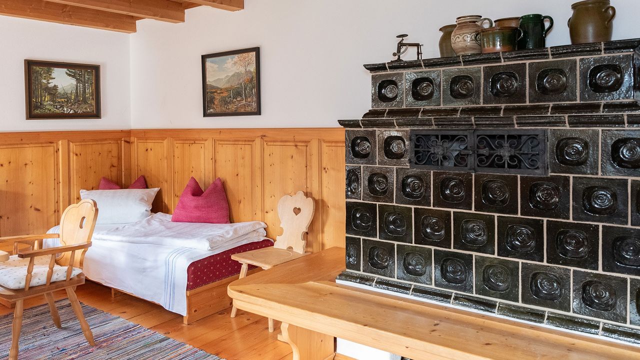 Kachelofen mit Schlafsofa Kachelofen mit Schlafsofa